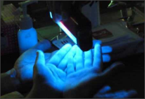図6　キッズ感染症セミナーにおける蛍光試薬を利用した手洗い講習の一コマ